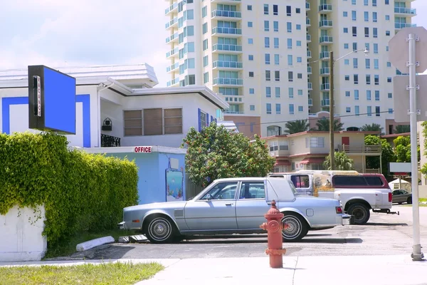 Автомобили и здания на пляже Майами — стоковое фото
