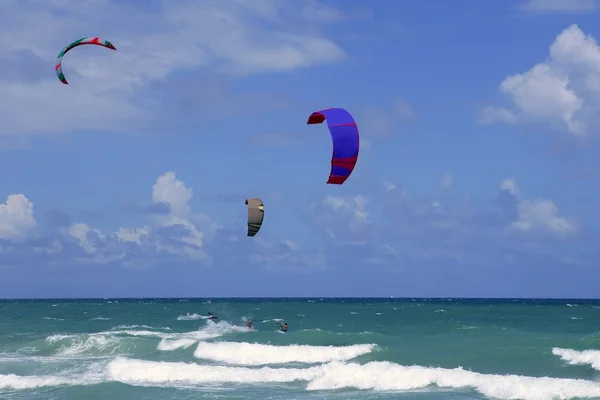 Esportes aquáticos de kite surf na praia da Flórida Miami — Fotografia de Stock