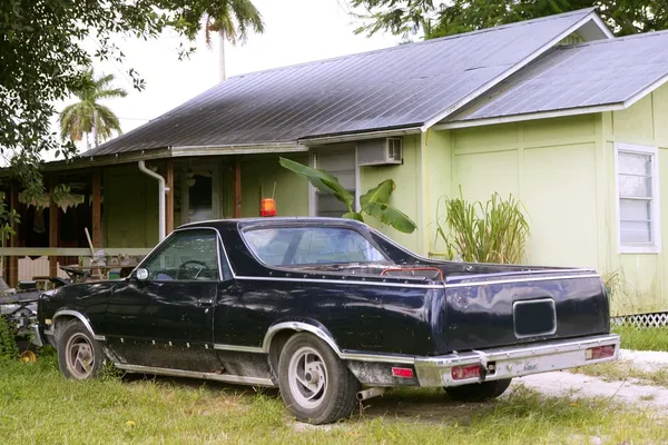 Everglades city in florida yellow house old car — Stock Photo, Image
