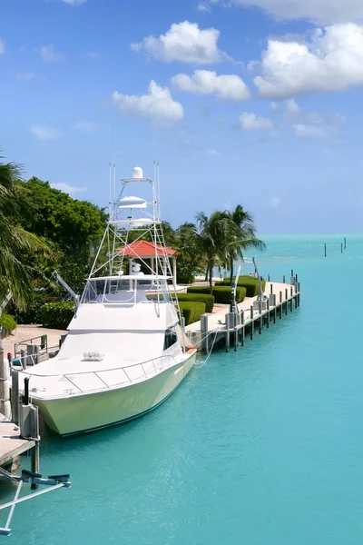 Florida Chaves barcos de pesca em turquesa hidrovia — Fotografia de Stock