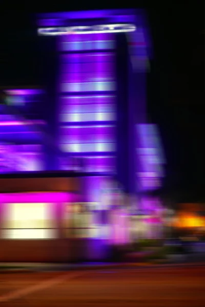 Miami Beach gece renkli ışıklar bulanık — Stok fotoğraf