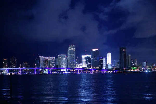 Miami belvárosában található éjszakai víz város reflexiós — Stock Fotó