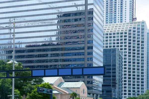 Στο κέντρο της πόλης Μαϊάμι αστικό ουρανοξύστες κτήρια — Φωτογραφία Αρχείου