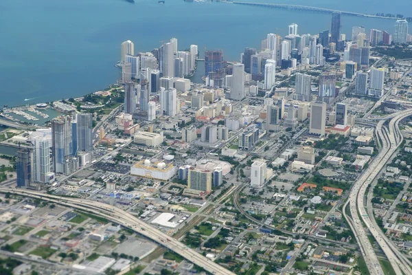 迈阿密市市中心鸟瞰图蓝色海 — 图库照片