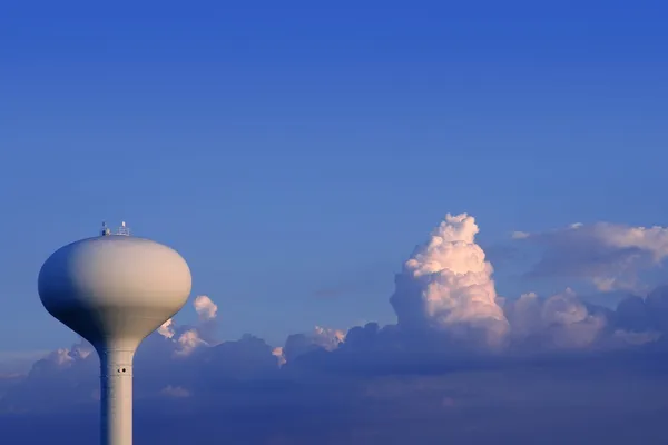 Голубое небо с баком для воды — стоковое фото