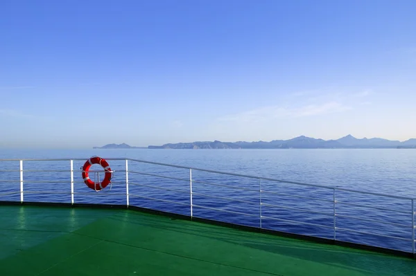 Barco deck verde com montanhas ilha de Ibiza — Fotografia de Stock