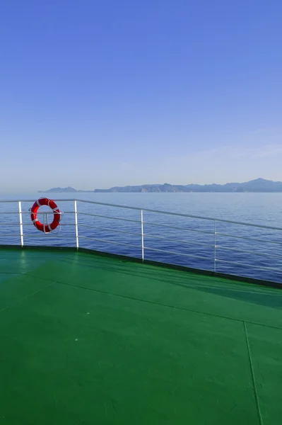 Boot groene dek met ibiza eiland bergen — Stockfoto
