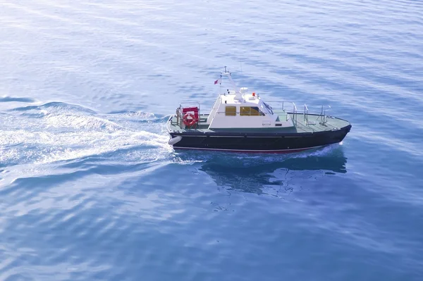 Blauwe Middellandse Zee met piloten boot — Stockfoto