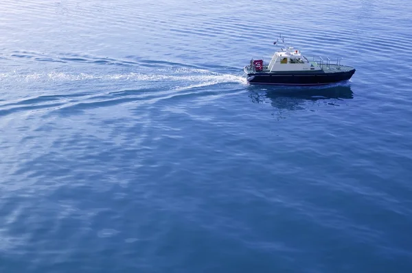 Mar Mediterraneo blu con barca piloti — Foto Stock