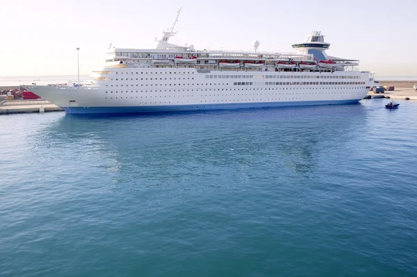Kreuzfahrtschiff im Hafen der Balearen festgemacht — Stockfoto