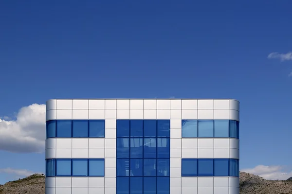 Edificio de arquitectura cúbica de cristal azul y plata — Foto de Stock