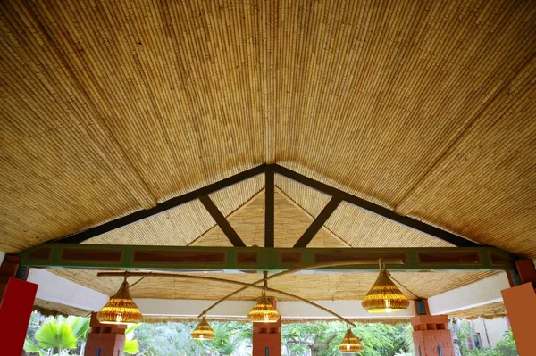 Africano casa étnica tradicional teto vegetal — Fotografia de Stock