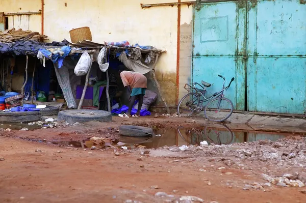 Afrikanische senegalesische Straßenszene in bescheidener Stadt — Stockfoto