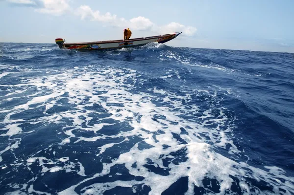 Afrikanska motorbåt i Atlanten blå vatten — Stockfoto