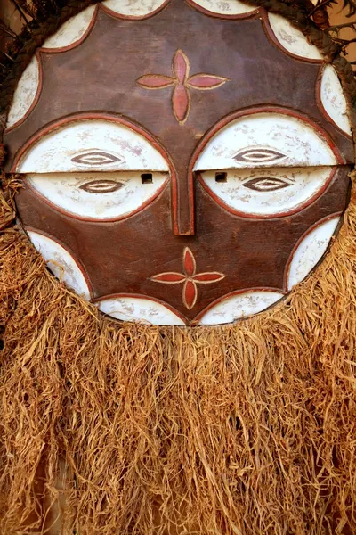 Escudo guerrero africano étnico de madera — Foto de Stock