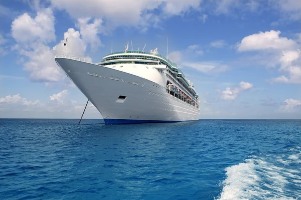 Barco de cruzeiro âncora no mar do Caribe Cozumel — Fotografia de Stock