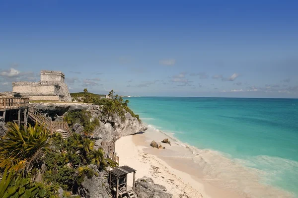 青のターコイズ ブルーのカリブ海マヤ遺跡トゥルム — ストック写真