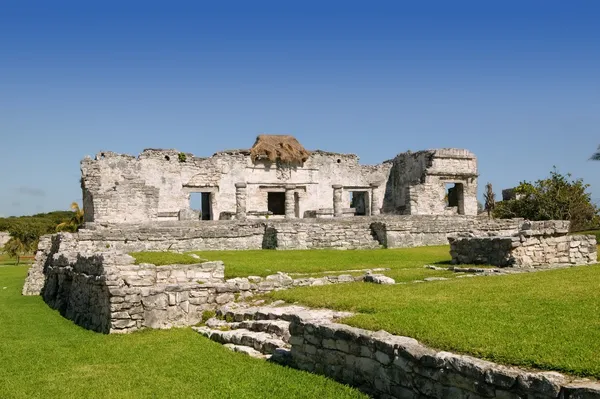 Вражаючими археологічними руїнами також пам'ятки Тулум, Мексика — стокове фото