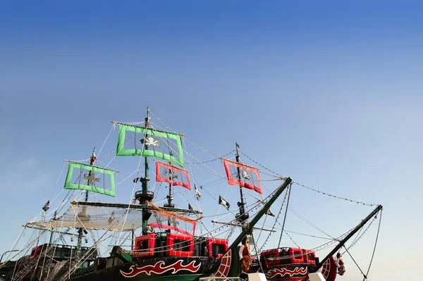 Piratenboote schneiden Bild mit blauem Himmel über — Stockfoto