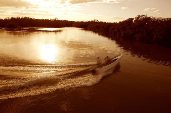 Boot schip wake prop wassen zonsondergang lake river — Stockfoto