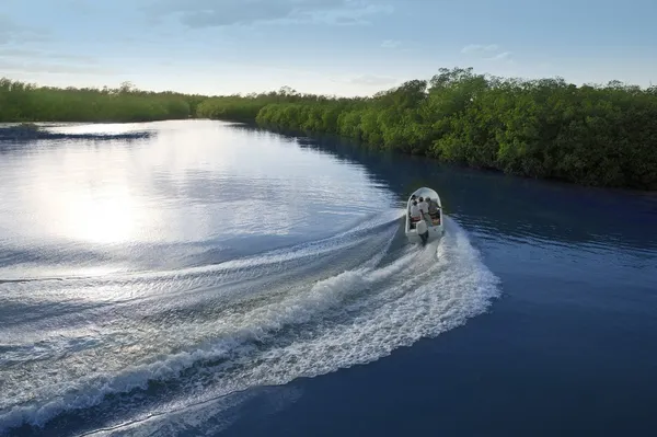 Barco navio esteira hélice lavagem pôr do sol lago rio — Fotografia de Stock