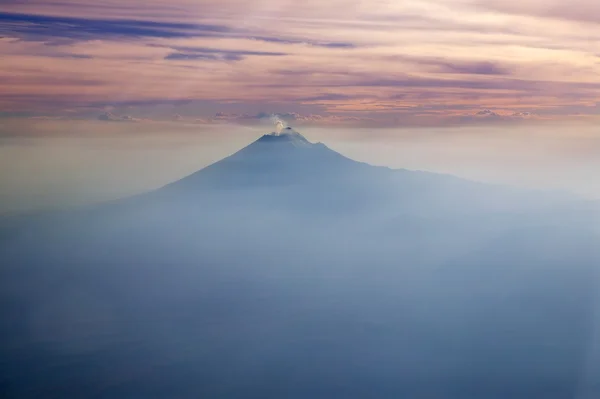 Popocatepetl vulkaan mexico df Luchtfoto uitzicht op de stad — Stockfoto