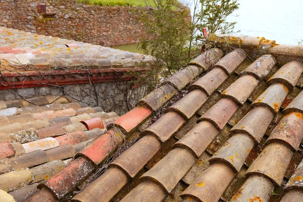 Padrão de telhas de barro velho telhado em Espanha — Fotografia de Stock