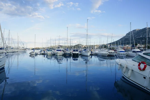 Mooie blauwe jachthaven in Middellandse Zee — Stockfoto