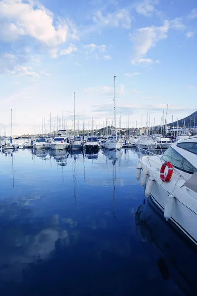 Schöner blauer Yachthafen im Mittelmeer — Stockfoto