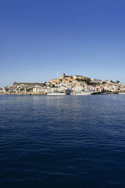 Ibizan saaren satama Välimerellä — kuvapankkivalokuva