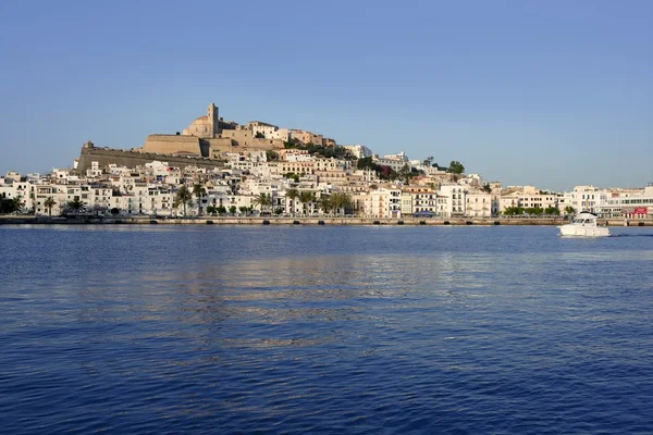Ibiza mediterrán fehér sziget Spanyolországban — Stock Fotó