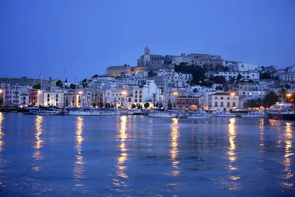 Ibiza isola porto notturno nel Mediterraneo — Foto Stock