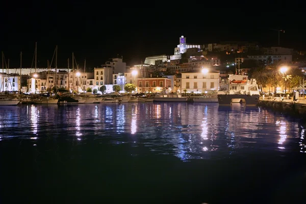 Ilha de Ibiza porto e cidade sob luz da noite — Fotografia de Stock