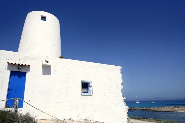 Baleár-szigetek építészet fehér mill — Stock Fotó