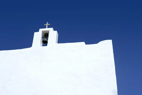 Weiße Kirche auf den Balearen in Formentera — Stockfoto