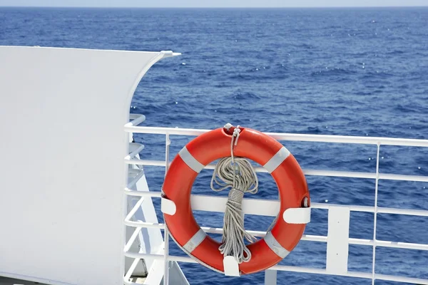 Cruzeiro barco branco corrimão detalhe em mar azul — Fotografia de Stock