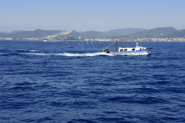 イビサ島の青い海に白いボートの手すりをクルーズします。 — Stockfoto