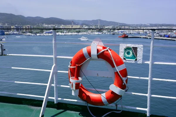 イビサ島の青い海に白いボートの手すりをクルーズします。 — ストック写真