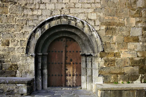 Arco de piedra antigua arquitectura románica —  Fotos de Stock