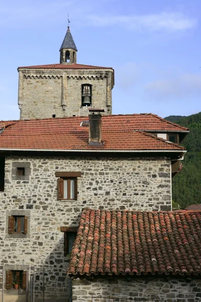 Schöne Steinhäuser in spanischen Pyrenäen — Stockfoto