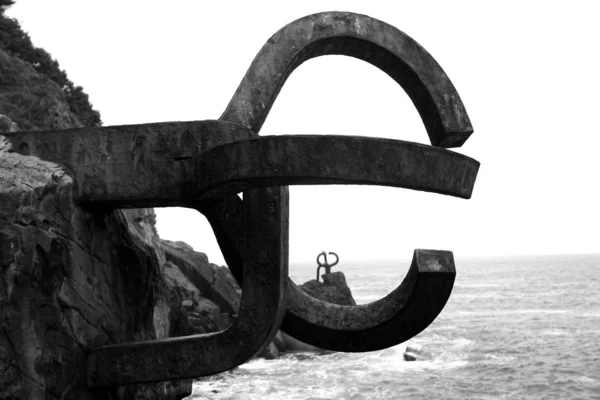 San sebastian chillida paslı çelik heykel — Stok fotoğraf