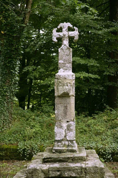 Katolická pilgrin trať kamenný kříž v roncesvalles — Stock fotografie
