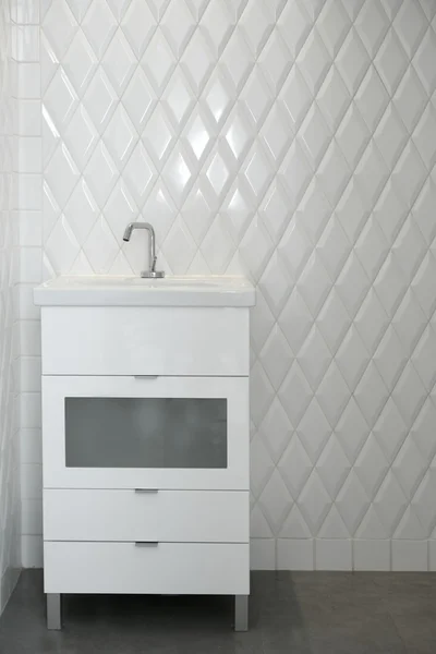 Záchodové jímky v bílé místnosti diamantového tvaru dlaždice — Stock fotografie