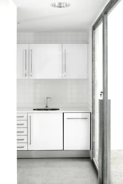 Casa cozinha branca moderna simples — Fotografia de Stock