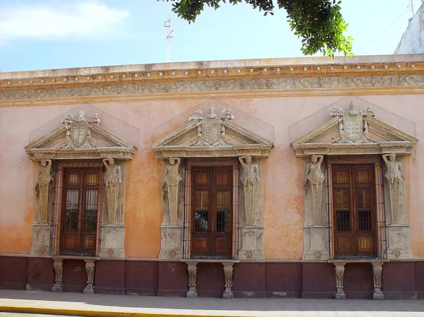 Merida Stadt gealterte Fassade in Mexiko — Stockfoto