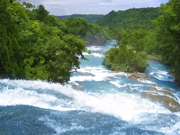 Cascate di Agua Azul fiume d'acqua blu in Messico — Foto Stock