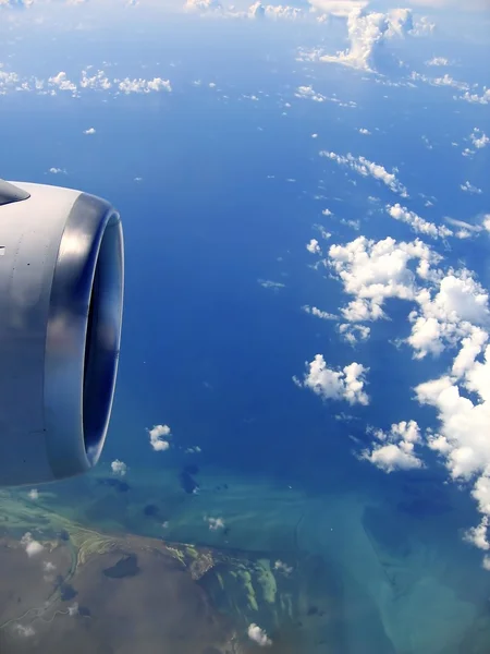 Вид с самолета на небо — стоковое фото