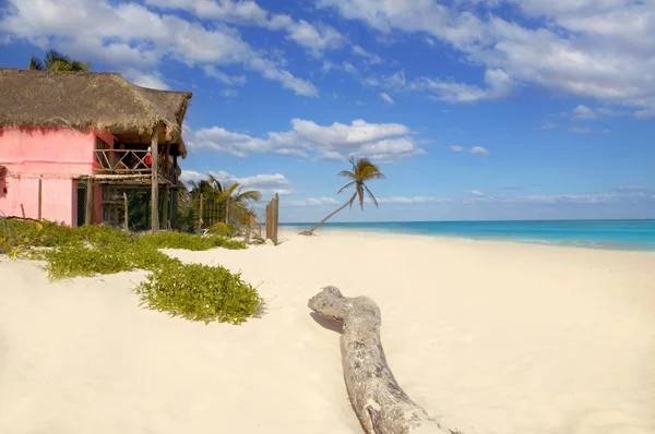 Morze Karaibskie dok drewniany cumowaniaKaraiby piasek plaża tropikalny domy w Meksyku — Zdjęcie stockowe