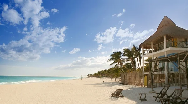 Praia de areia caribenha casas tropicais no México — Fotografia de Stock