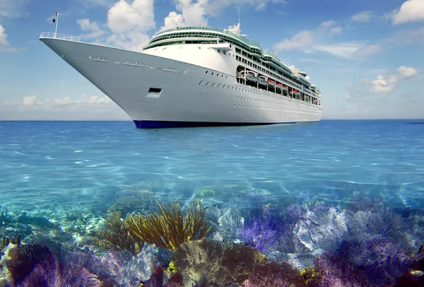 Blick auf das karibische Riff mit Cuise-Ferienboot — Stockfoto